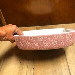 Homeking ornate handled casserole dish  Pink with white dimensional daisys